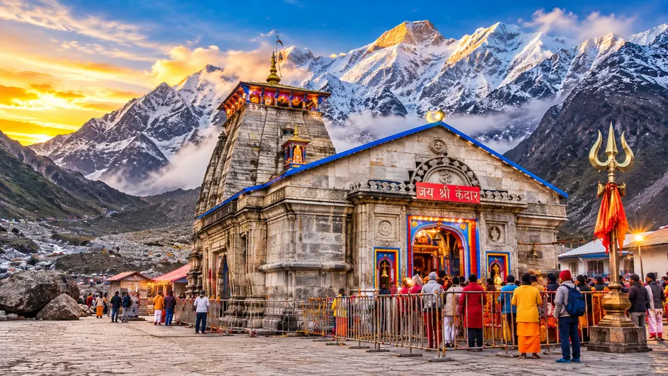 Kedarnath temple with Himalayan peaks behind